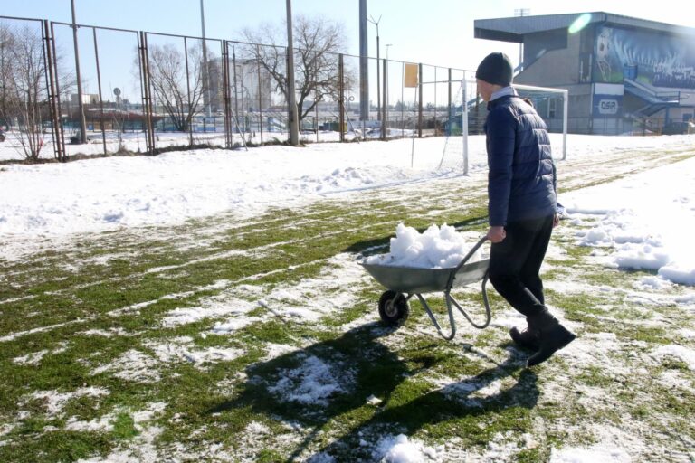Kibice Stomilu odśnieżali boisko