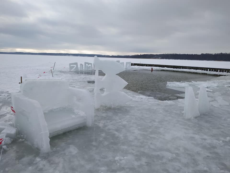 Rzeźby lodowe na brzegu jeziora. Morsy w szale rzeźbiarskim