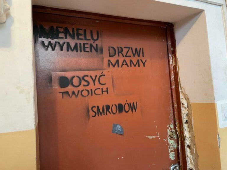 Zniszczone drzwi przyczyną konfliktu sąsiedzkiego. Brak reakcji sp&oacute;łdzielni mieszkaniowej