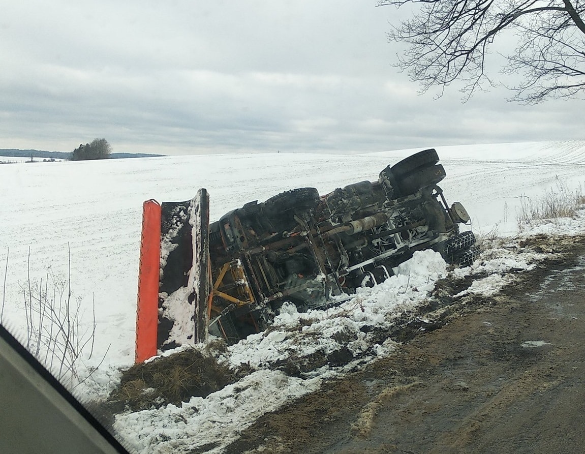 Odśnieżarka przewróciła się do rowu. Trudne warunki pogodowe