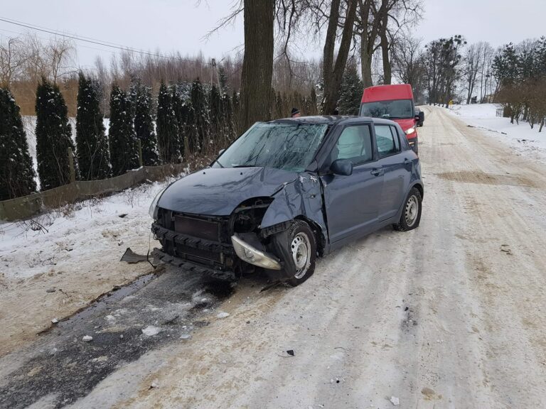 70-latek uderzył w drzewo
