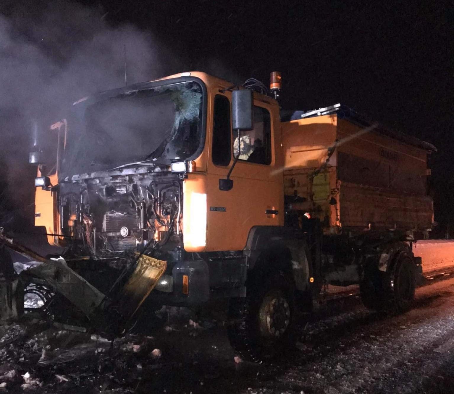 Pożar pługopiaskarki na drodze