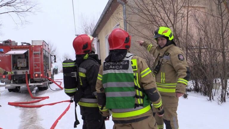 Pożar budynku mieszkalnego. Na miejscu pracowało 7 zastęp&oacute;w straży pożarnej