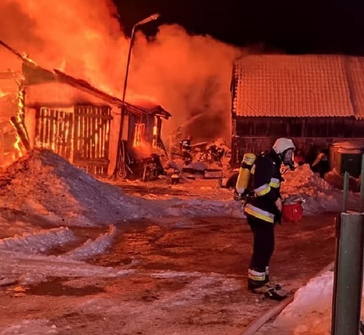 Pożar stodoły ze zwierzętami. Działania straży trwały 14 godzin