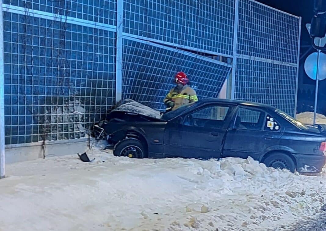 24-latek w BMW rozbił się o barierę koło obwodnicy