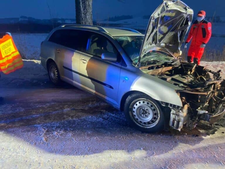 Rozbite auto zablokowało dwa pasy ruchu. Dwie osoby trafiły do szpitala