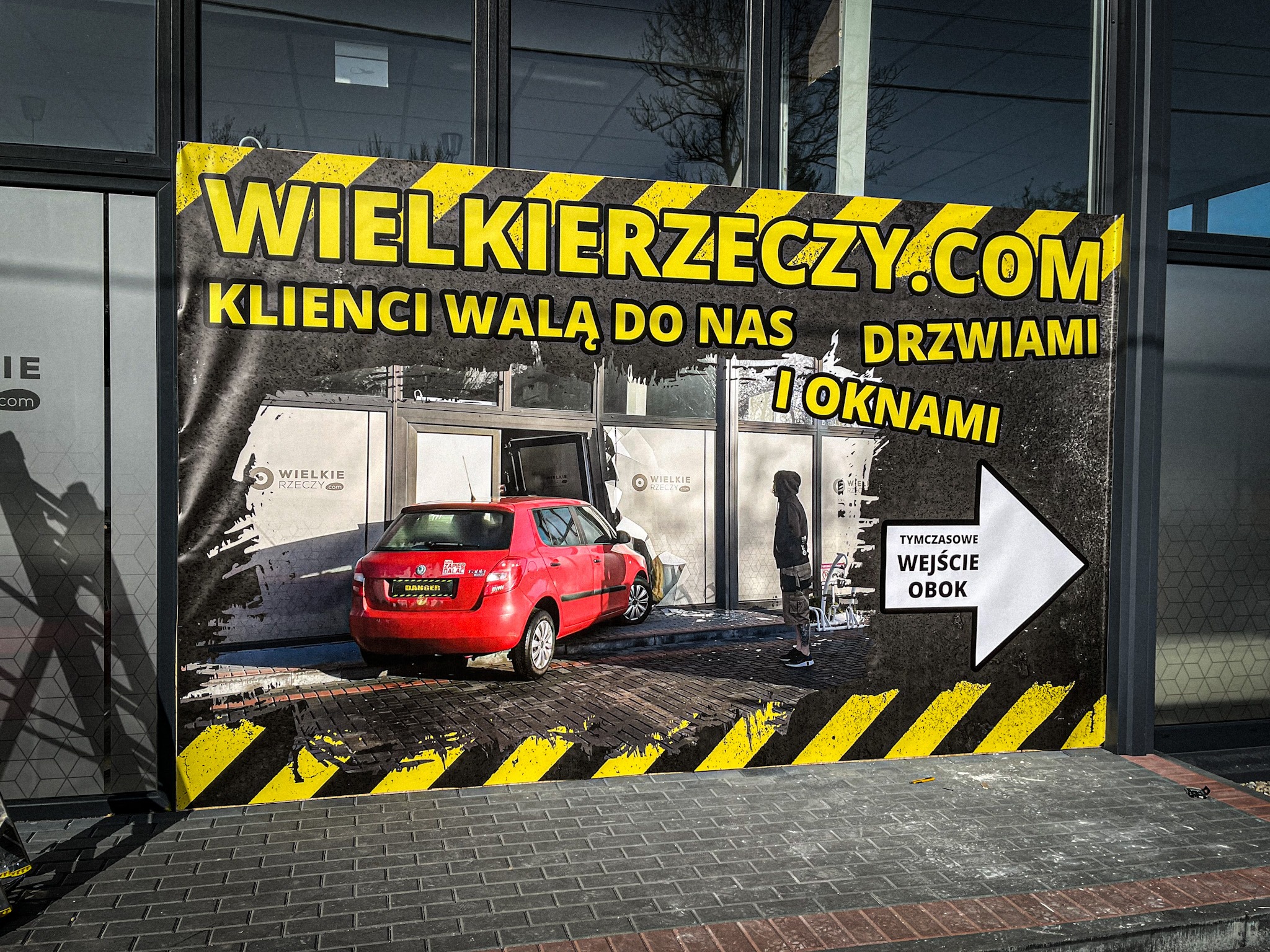 Kobieta wjechała budynek. Firma wykorzystała to jako swoją reklamę Wiadomości