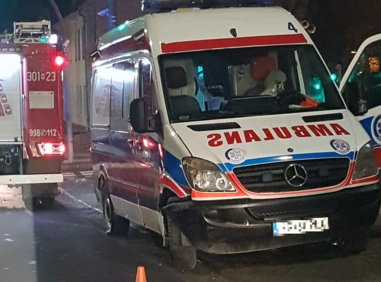 Wypadek z udziałem karetki w centrum Olsztyna