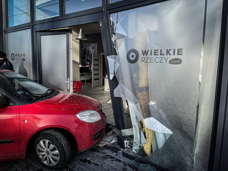 Wjechała w sklep. Po wizycie u mechanika nie zadziałały hamulce