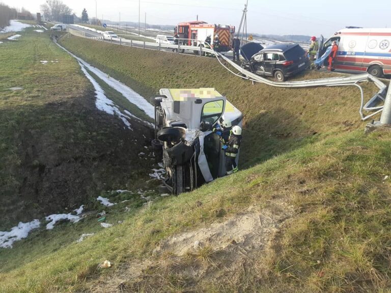 Dostawczak wyleciał przez barierki