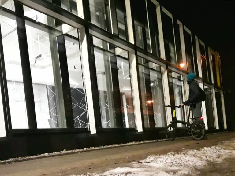 Olsztyńska galeria sztuki za szybą. Wystawę podziwiaj prosto z ulicy