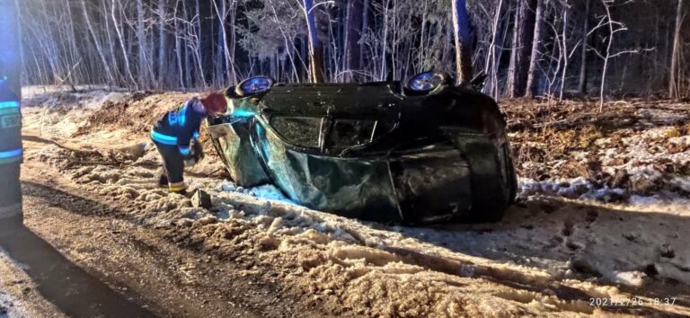 Pijany kierowca spowodował kolizję kradzionym autem. Na miejscu pracowały 4 zastępy straży