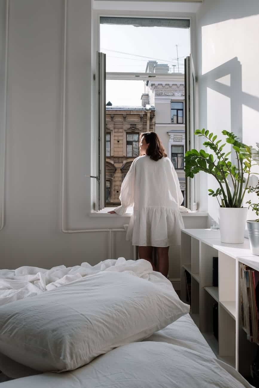 Sypialnia w stylu skandynawskim – jaką lampę wybrać?
