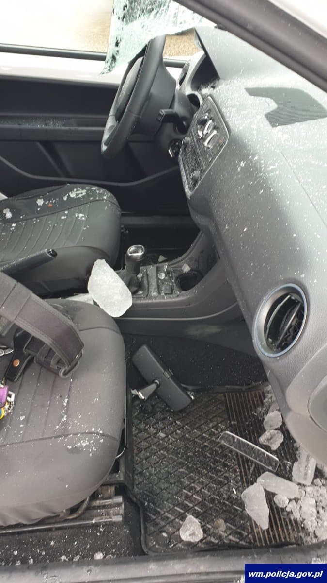 Bryła lodu z tira spadła na osobówkę – jej kierowca w szpitalu