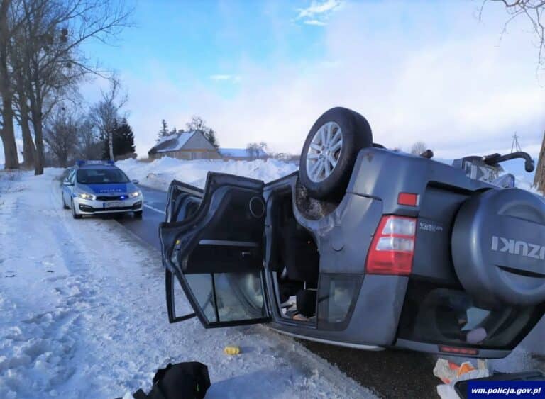 Kierowca teren&oacute;wki dachował, bo wjechał w zaspę