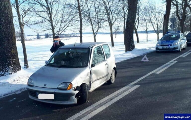 Kierowca BMW uderzył w Fiata na prostej drodze