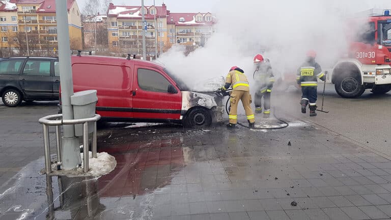 Kolejne dwa samochody spłonęły w Olsztynie