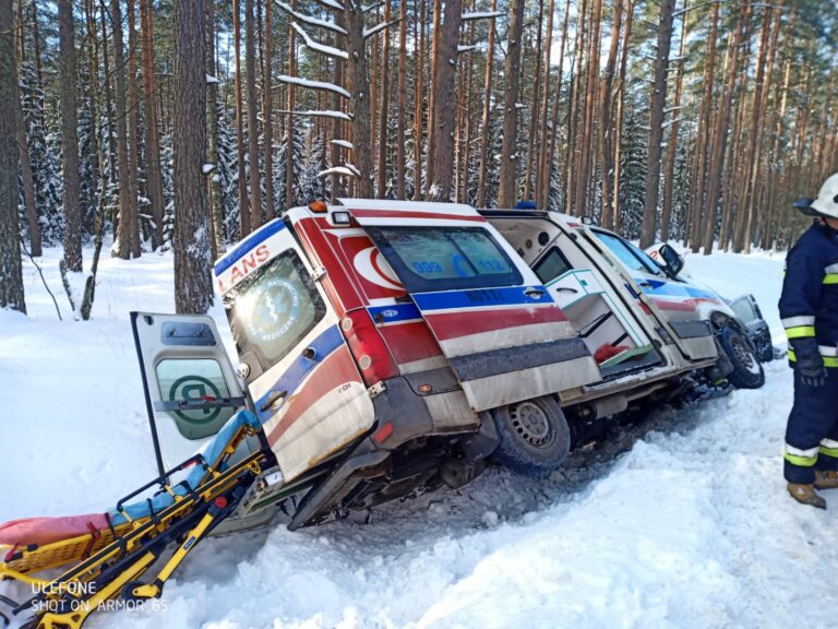 Zderzenie ambulansu z Oplem. 5 os&oacute;b poszkodowanych