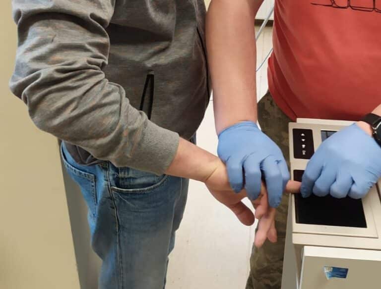 Z miłości do byłej partnerki chciał zabić kolegę nożem