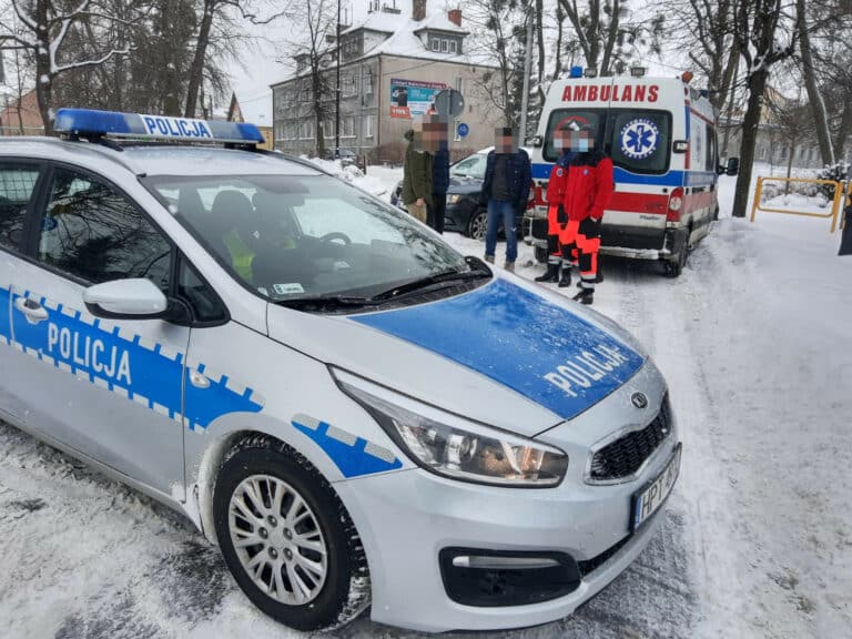 Jechał na letnich oponach. Zderzył się czołowo z karetką