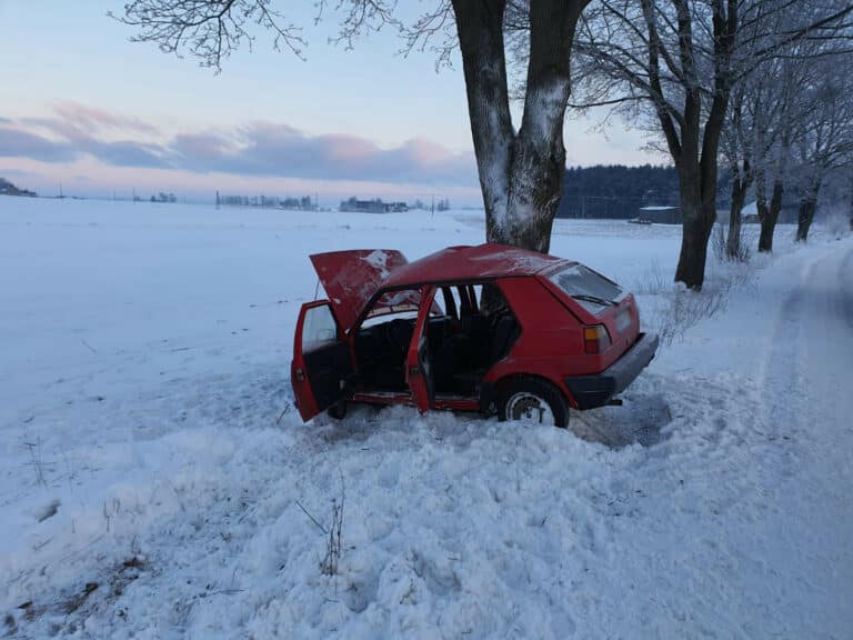 Ciężko ranny kierowca po wypadku. LPR zabrało go z miejsca zdarzenia