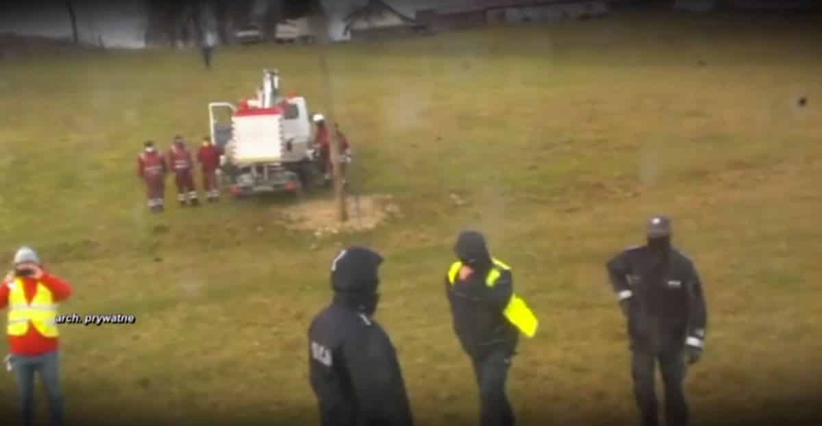 Rolnik chciał rozjechać policjantów?  Użyto na nim paralizatora i zaatakowano jego matkę