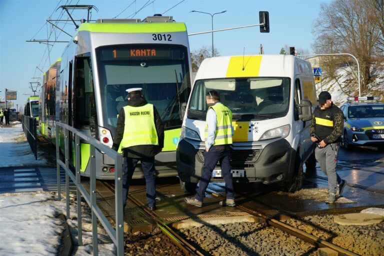 Kolizja kuriera z tramwajem. Są utrudnienia