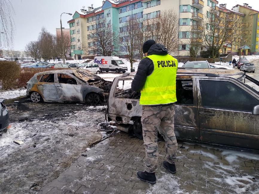 Policja poszukuje właścicieli aut spalonych na Jarotach