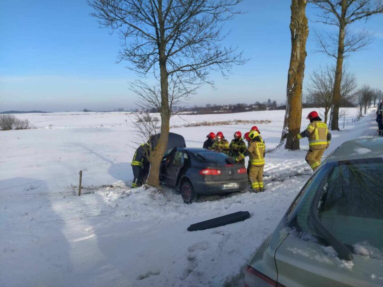 69-latka nie zachowała ostrożności wyprzedzając TIR-a. Doszło do wypadku