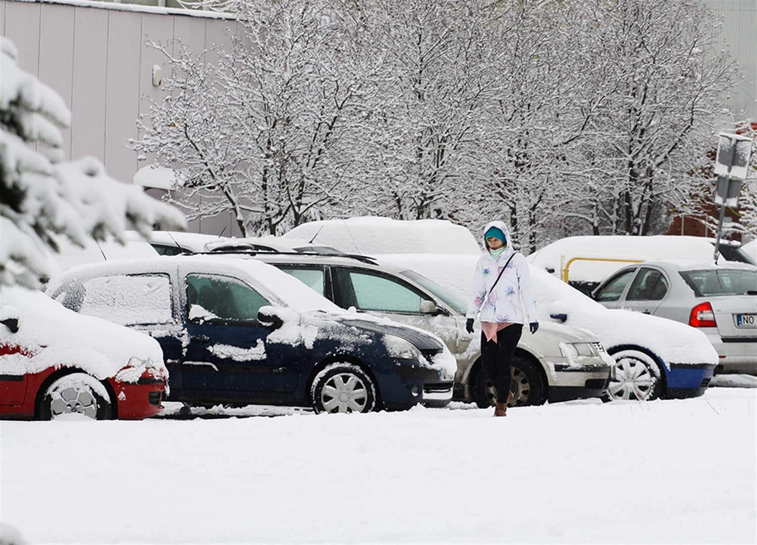 Kobieta w ciąży i jej mąż utknęli w aucie w zaspie