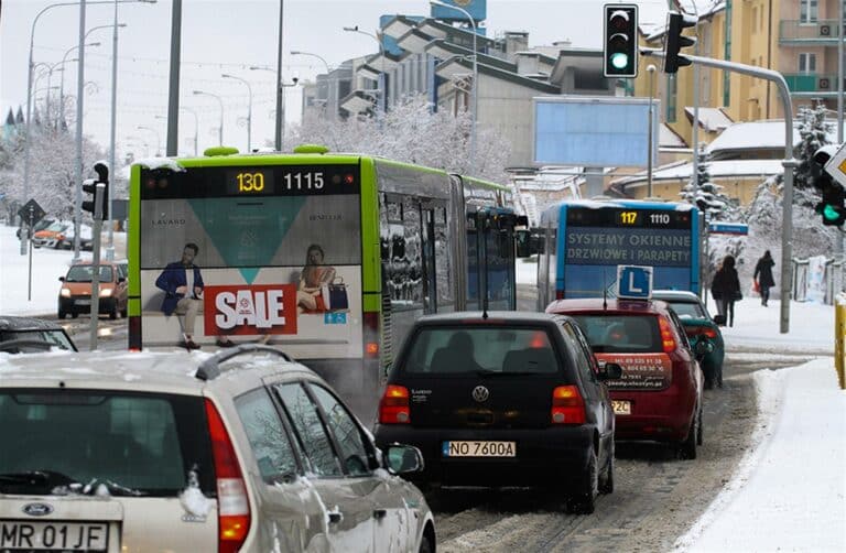 Po całonocnych opadach śniegu trudne warunki na drogach