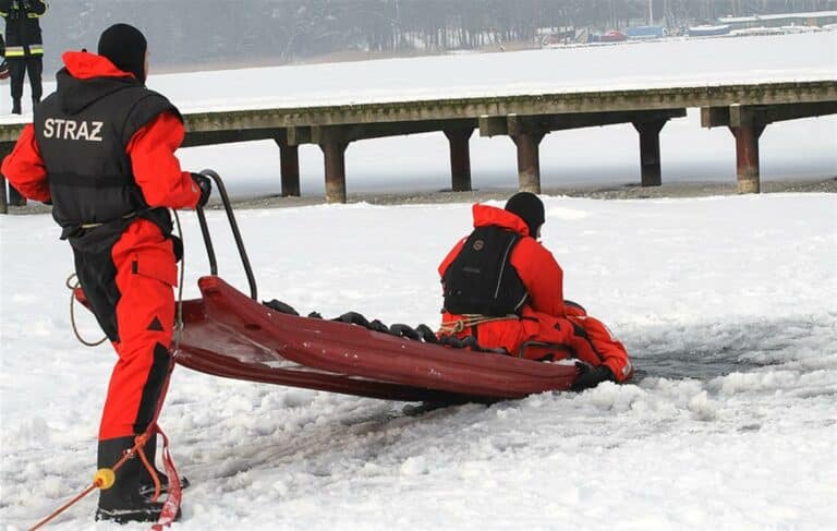 Mężczyzna wszedł na lód. Poinformował partnerkę, że zamierza się zabić