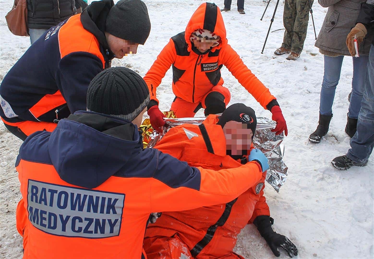 Mężczyzna zasnął na tafli jeziora, a potem zaatakował ratowników