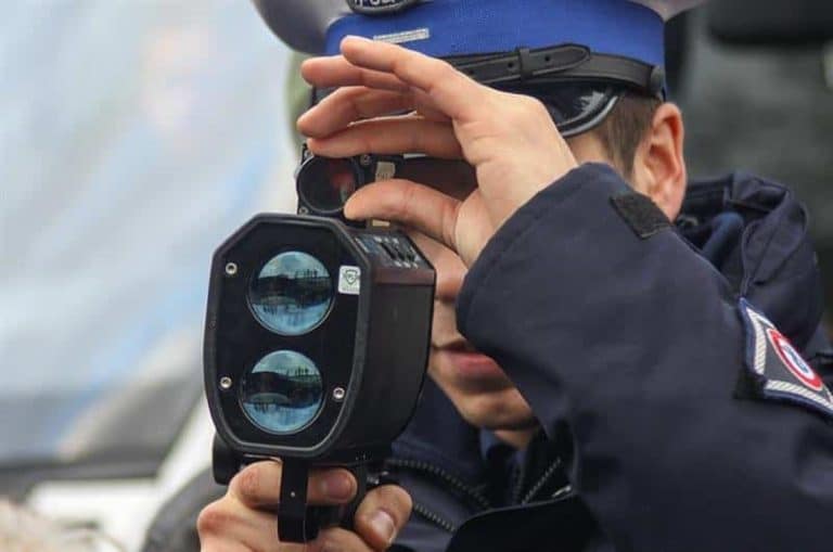 Policjant drog&oacute;wki &bdquo;chowający się&rdquo; za sygnalizatorem hitem internetu