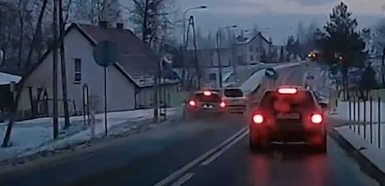 Kierowca wyprzedzał na skrzyżowaniu. Uderzył w bok auta