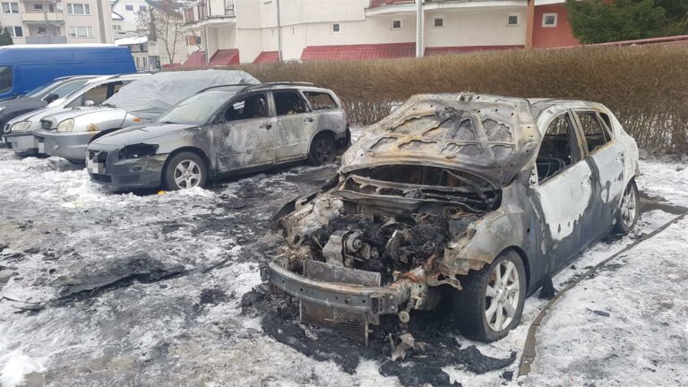 Osiem aut spłonęło na Jarotach