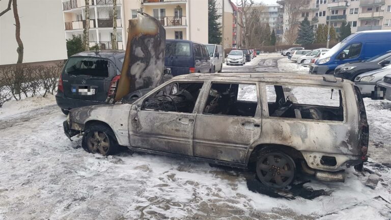 Osiem aut spłonęło na Jarotach