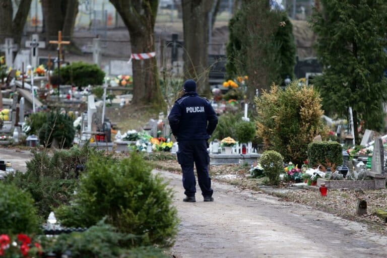Policja poszukuje sprawc&oacute;w uszkodzenia kilkudziesięciu nagrobk&oacute;w