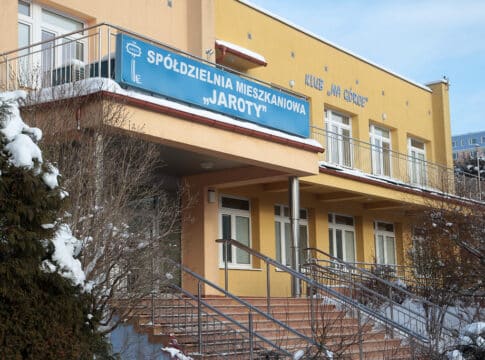 Mieszkańcy kwestionują stan czystości na klatkach spółdzielni