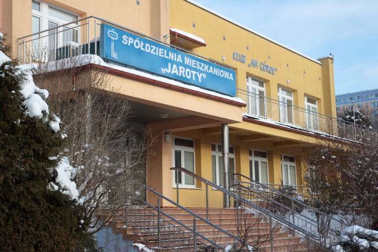 Mieszkańcy kwestionują stan czystości na klatkach sp&oacute;łdzielni