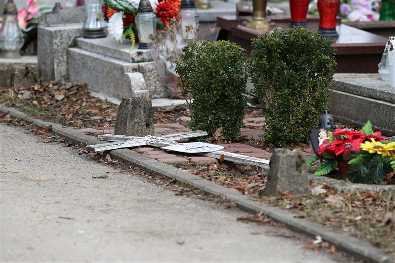 Zdewastowano dziecięce groby na olsztyńskim cmenatarzu