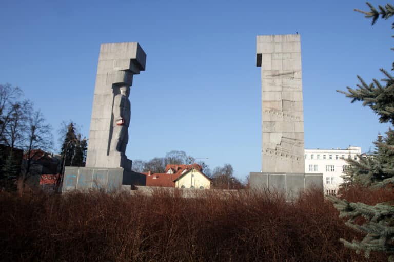 Pomnik z olsztyńskich „szubienic” się sypie?