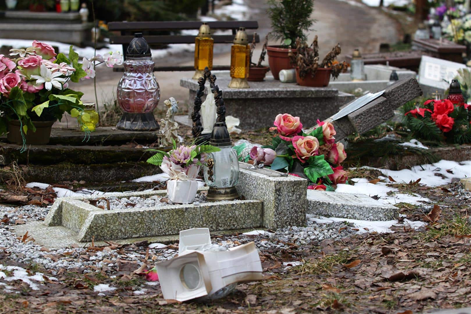 Zdewastowano dziecięce groby na olsztyńskim cmenatarzu