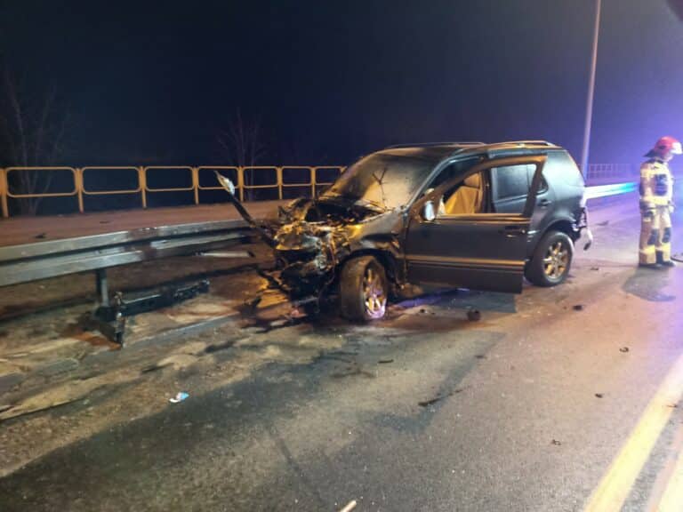 22-latek skasował swojego Mercedesa i o mało nie zginął