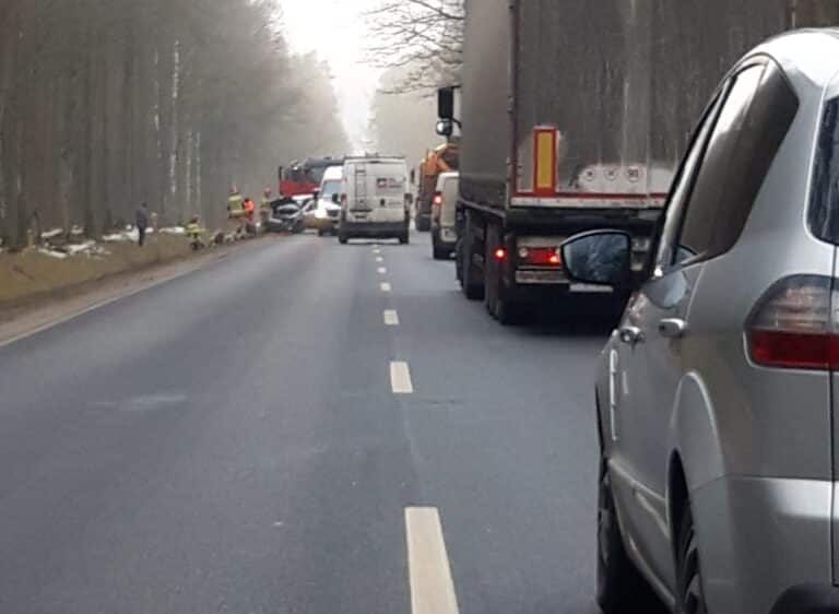 Wypadek dwóch osobówek i TIR-a. Są ranni