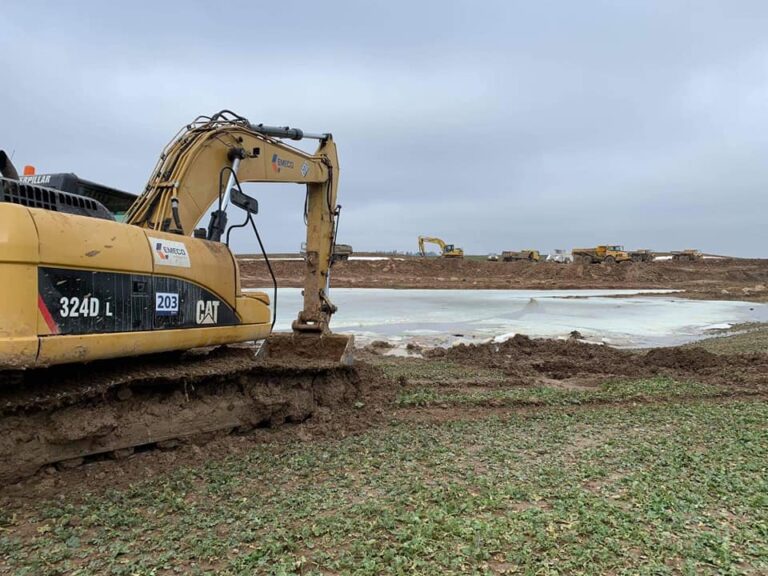 Śmiertelny wypadek z udziałem spycharki. Pojazd przewrócił się do wody