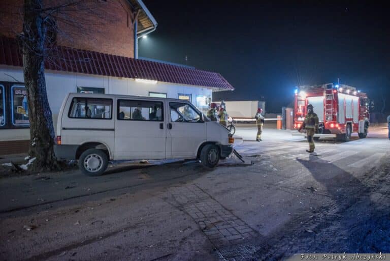 Zderzenie busa z samochodem osobowym. Są ranni