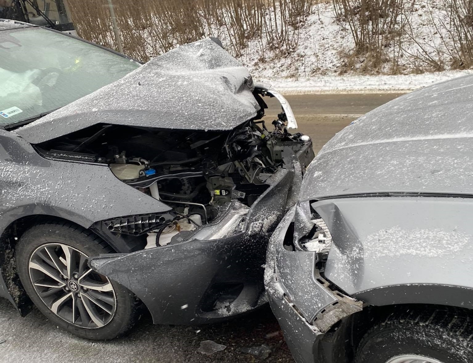 Czołowe zderzenie mimo niskiej prędkości. Fatalne warunki na drogach