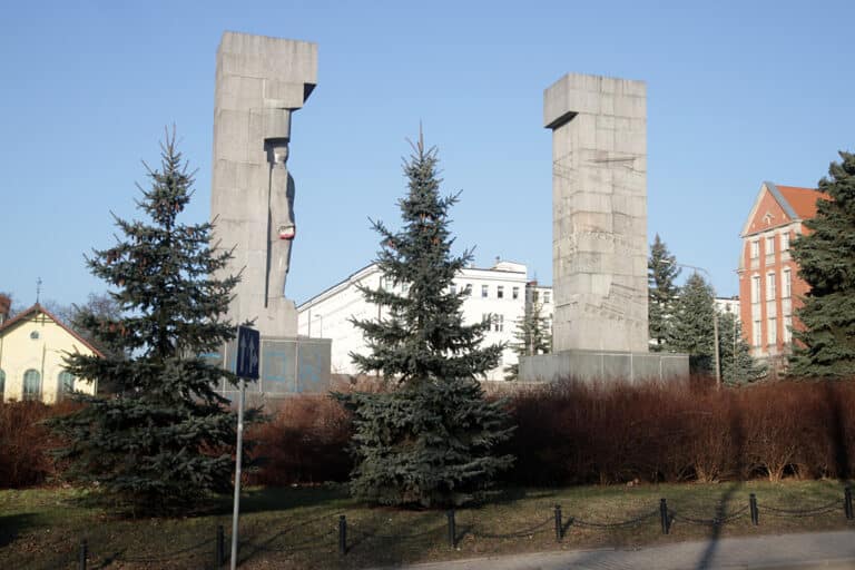 Pomnik z olsztyńskich „szubienic” się sypie?