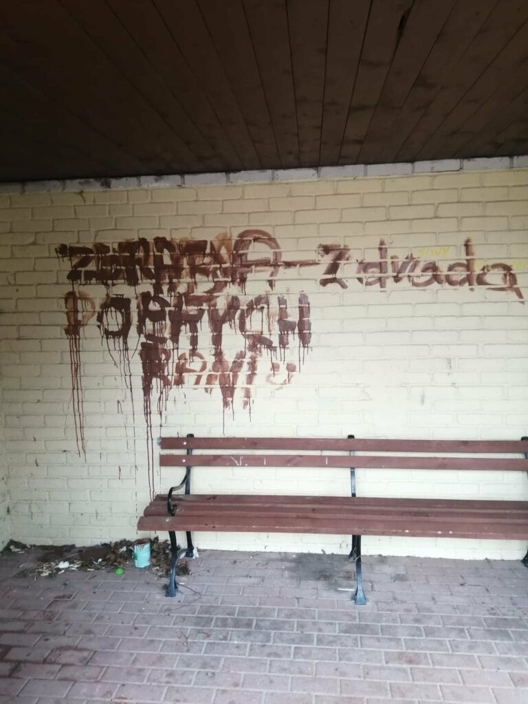 Zdewastowany przystanek i wyrwane znaki